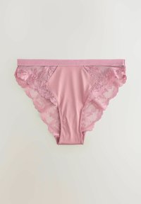 Lichtroze ondergoed met een gladde satijnen voorkant en delicate kantafwerking aan de zijkanten, met een geschulpte rand en naadloze tailleband.