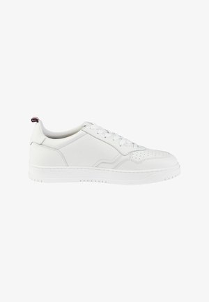 Witte leren sneaker met een gladde oppervlakte, geperforeerde neus, ronde veters en een gestructureerde rubberen zool. Beschikt over een kleine rode en blauwe accent op de hiel.
