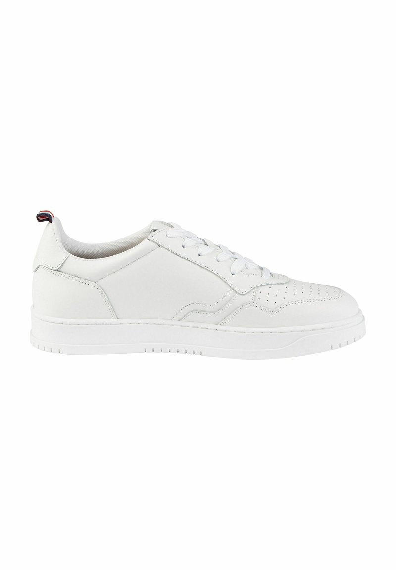 Weiße Leder-Sneaker mit glatter Oberfläche, perforierter Zehenpartie, runden Schnürsenkeln und einer strukturierten Gummisohle. Merkmale sind ein kleiner roter und blauer Akzent an der Ferse.