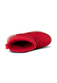 Zapatilla impermeable roja con interior acolchado, diseño de cordones, suela de goma y acentos texturizados. Incluye una lengüeta para facilitar su uso.
