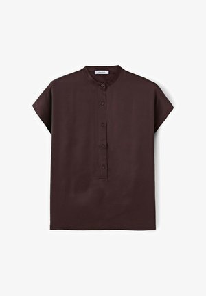 Blouse marron foncé à manches courtes avec un col mandarin et une patte de boutonnage avant comportant cinq boutons.