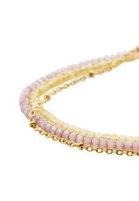 Bracciale multi-strato con perle sfaccettate rosa e gialle su una catena d'oro. Texture liscia con forme di perle geometriche e accenti metallici.