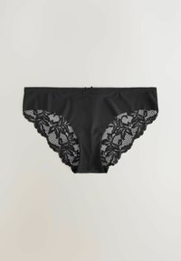Panty neri con pizzo a contrasto, caratterizzati da un tessuto solido sul davanti e da un delicato pizzo floreale sul retro con un bordo ondulato e un piccolo fiocco decorativo.