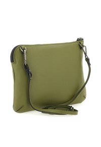 Borsa a tracolla in pelle verde oliva texturizzata con tracolla staccabile e zip in metallo argentato su sfondo bianco.