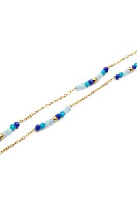 Collana in oro con catena, caratterizzata da una sequenza alternata di perle turchesi, blu e verdi, con una combinazione di forme rotonde e sfaccettate.
