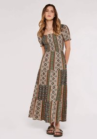 Robe maxi avec un design de patchwork multicolore comprenant des motifs floraux et géométriques, des manches courtes à volants et un décolleté carré.