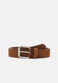 Ceinture en daim brun avec une boucle rectangulaire en métal argenté, des bords surpiqués et une texture lisse, conçue pour un ajustement réglable.