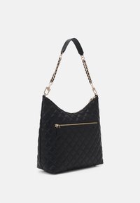 Borsa a tracolla nera trapuntata con forma curva, tracolla decorata con catena e tasca con zip dorata sul fronte. Realizzata in materiale testurizzato.