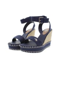 Námořnické modré wedge sandály s textilním svrškem, páskem kolem kotníku a otevřenou špičkou. Pletená juta mezi podešví s bílými švy.