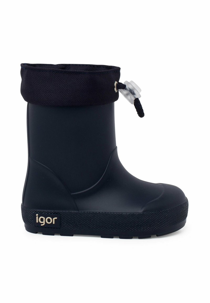 Botte de pluie en caoutchouc noir avec une semelle texturée. Présente un revers en tissu bleu marine avec un cordon de serrage. Logo visible sur le côté.