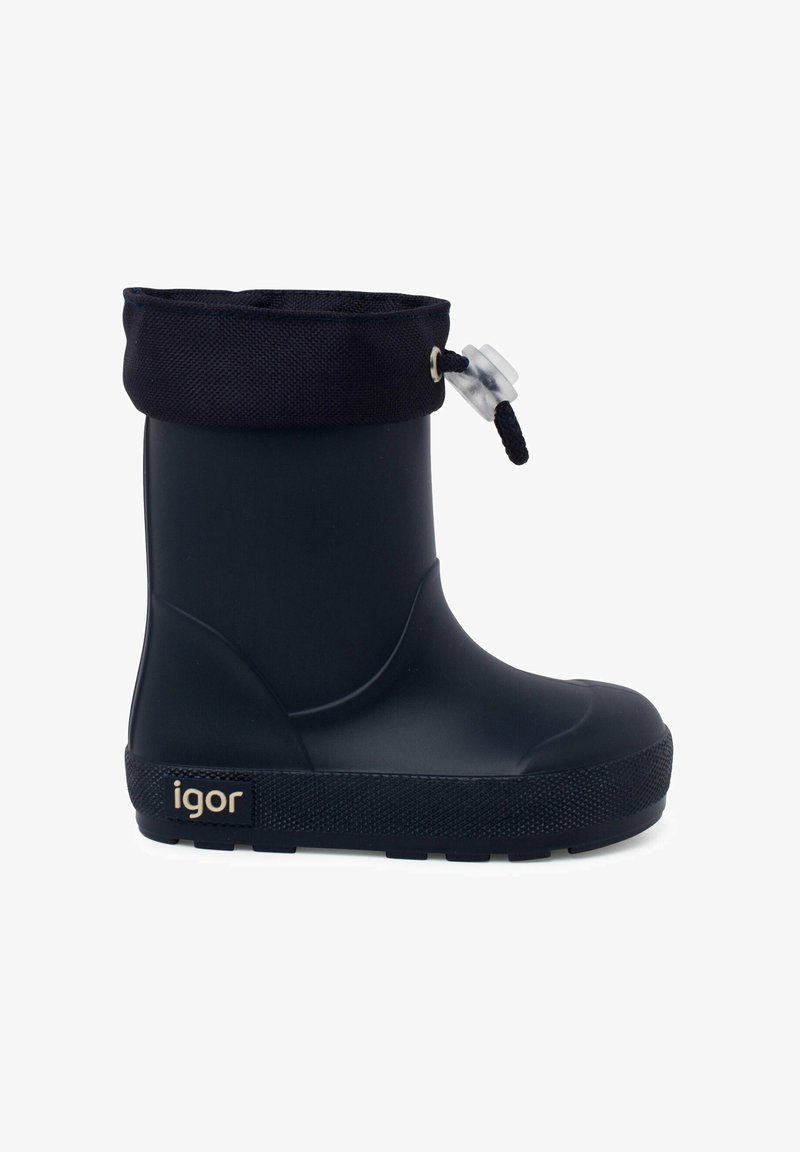 Botte de pluie en caoutchouc noir avec une semelle texturée. Présente un revers en tissu bleu marine avec un cordon de serrage. Logo visible sur le côté.