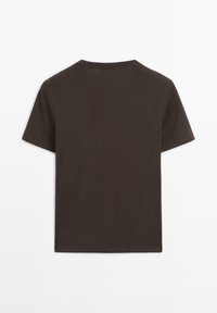 T-shirt in cotone marrone scuro caratterizzato da un design semplice con collo tondo e maniche corte, texture liscia e senza motivi o accenti visibili.