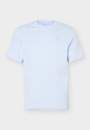 Ανοιχτό μπλε κοντομάνικο T-shirt Nike με λαιμόκοψη και μικρό γκρι λογότυπο Nike στην αριστερή πλευρά του στήθους.