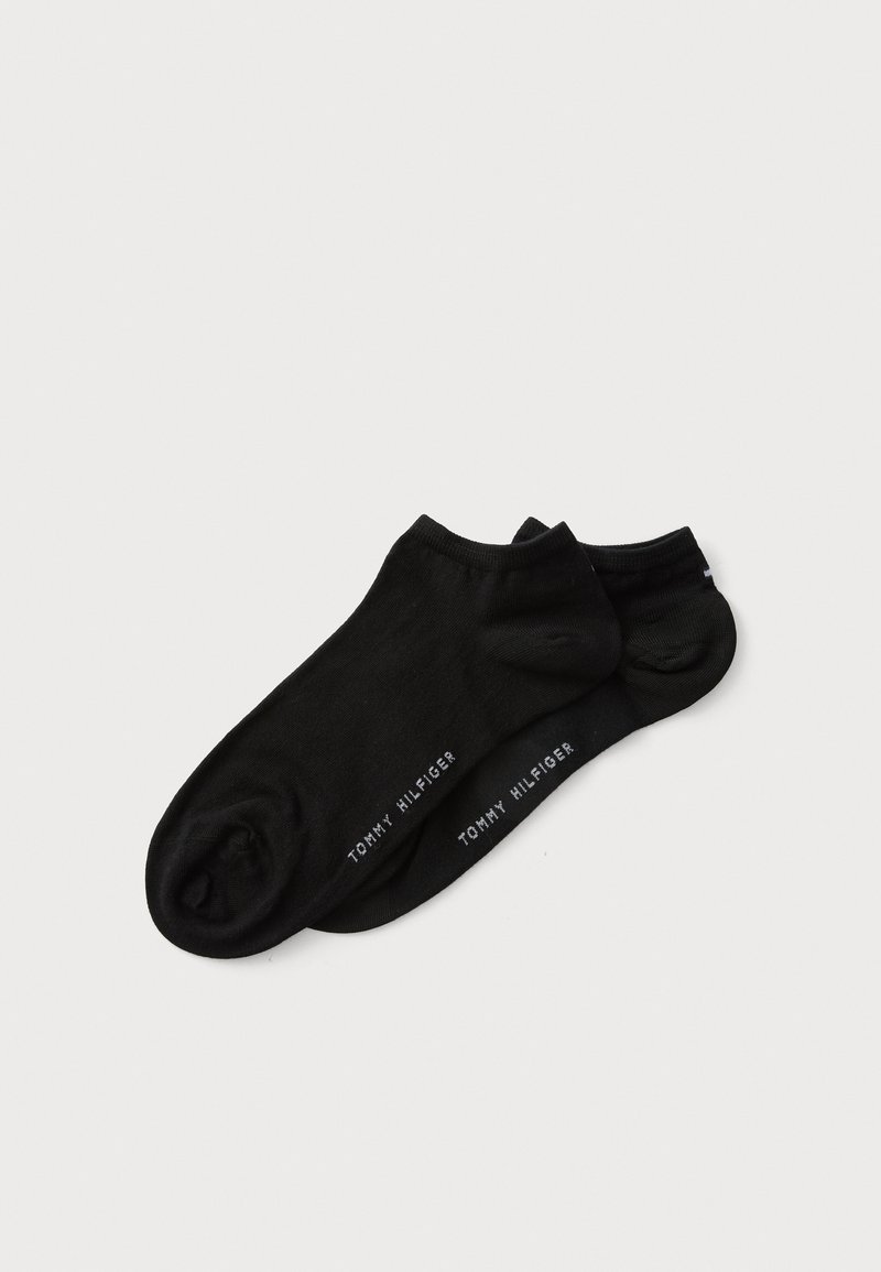 Svarta ankelsockor i mjukt tyg, med ribbad mudd och vit "TOMMY HILFIGER"-logotyp på sidorna.