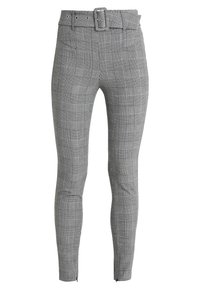 Grijze geruite broeken met een getailleerd ontwerp, voorzien van een brede riem, zijzakken en een rits bij de enkels voor extra detail.