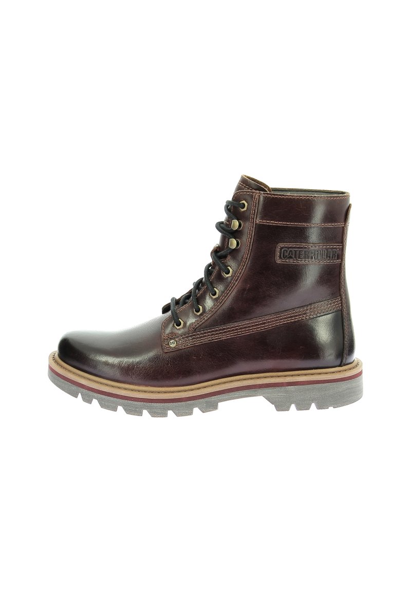 Stivali ankle in pelle marrone con finitura liscia, passanti in metallo, sei paia di lacci e una suola in gomma robusta con un design a strati.