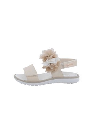 Sandalo beige con punta aperta, suola bianca, due cinturini e decorazione floreale a strati sulla cinghia alla caviglia.