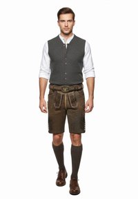 Traditionele Beierse kleding met een gestructureerd grijs vest, wit shirt en bruine leren lederhosen met decoratieve steken en sokken.