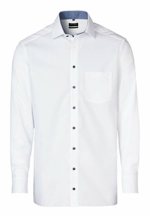 Camicia bianca a maniche lunghe con colletto button-down, dotata di bottoni blu a contrasto e taschino sul lato sinistro. Tessuto liscio.