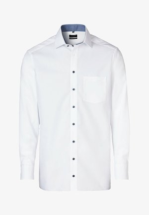 Camicia bianca a maniche lunghe con colletto button-down, dotata di bottoni blu a contrasto e taschino sul lato sinistro. Tessuto liscio.