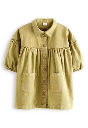 Veste boutonnée vert olive clair avec manches trois-quarts bouffantes, deux poches avant et un empiècement froncé sous le col.