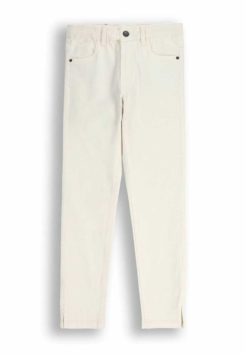 Białe dżinsowe spodnie o dopasowanym kroju, z zapięciem na guziki w pasie, dwiema przednimi kieszeniami i rozcięciami po bokach u dołu.