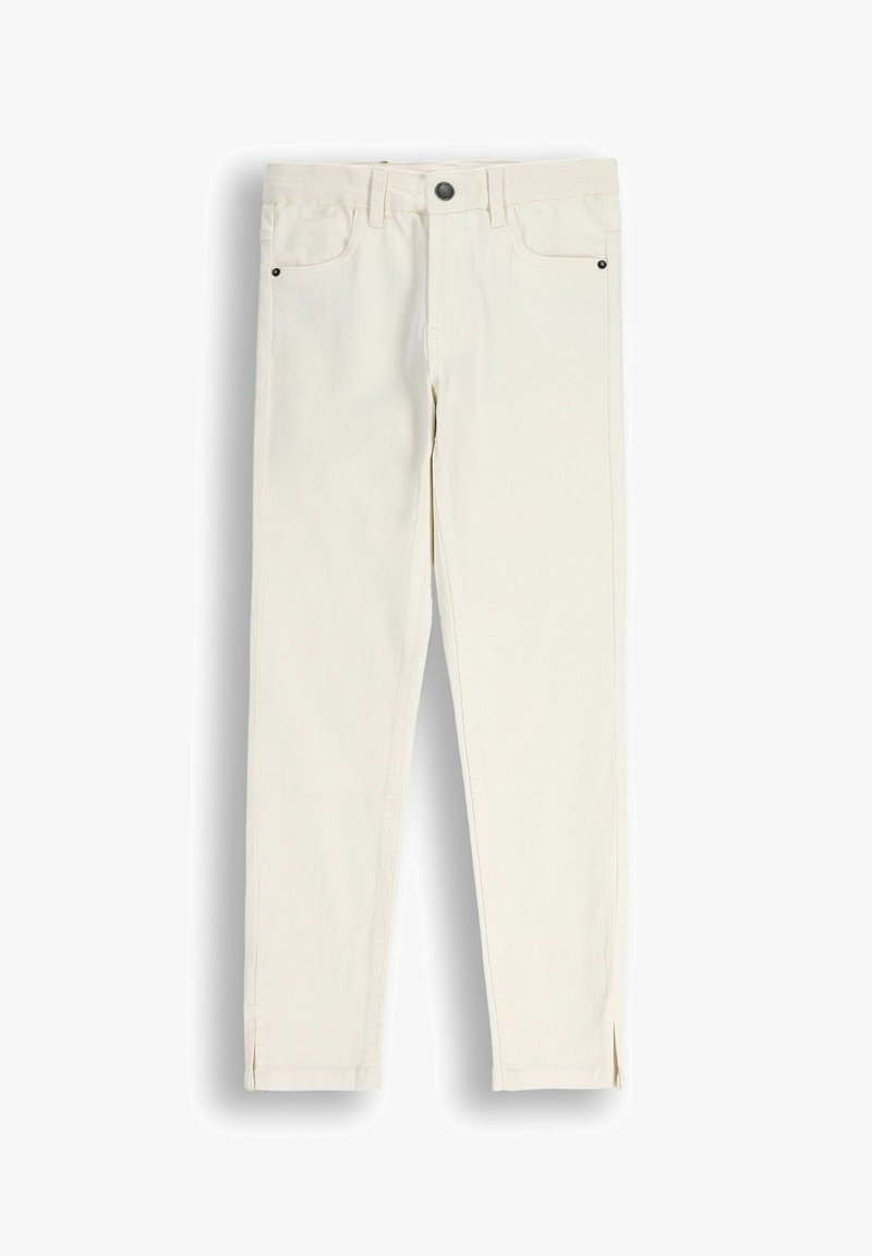 Białe dżinsowe spodnie o dopasowanym kroju, z zapięciem na guziki w pasie, dwiema przednimi kieszeniami i rozcięciami po bokach u dołu.