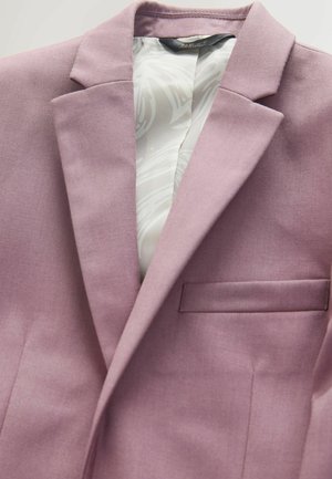 Blazer rose clair avec une texture lisse, une poche unique et des revers crantés. Doublé d'un tissu blanc avec un motif subtil.