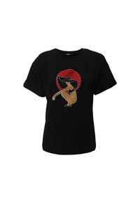 T-shirt in cotone nero con una grafica di una figura seduta su uno sfondo circolare rosso, con accenti dorati e bianchi. Maniche corte, vestibilità morbida.