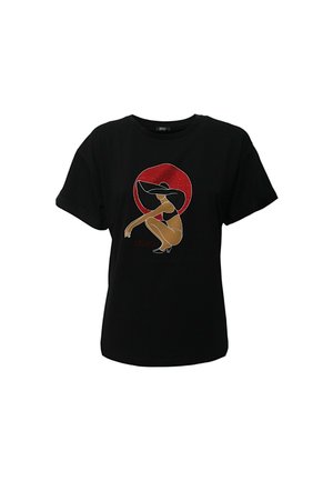 T-shirt in cotone nero con una grafica di una figura seduta su uno sfondo circolare rosso, con accenti dorati e bianchi. Maniche corte, vestibilità morbida.