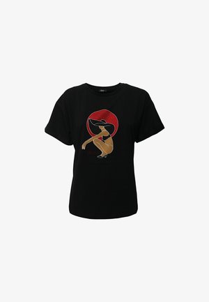 T-shirt in cotone nero con una grafica di una figura seduta su uno sfondo circolare rosso, con accenti dorati e bianchi. Maniche corte, vestibilità morbida.