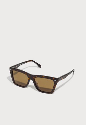 Óculos de sol de padrão tartaruga com armações retangulares, lentes castanhas e detalhes em metal nas hastes. Feitos de plástico com textura suave.