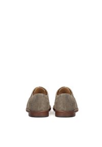 Chaussures en daim gris à enfiler avec un bout rond, dotées d'une doublure en cuir lisse et d'un petit talon en bois. Design minimaliste sans quincaillerie visible.