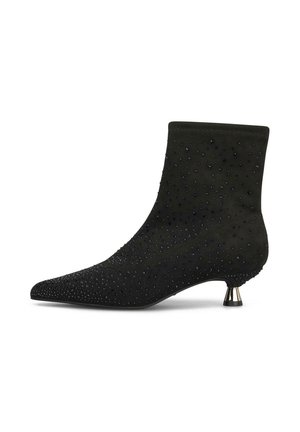 Botín de ante negro con puntera puntiaguda, pequeño tacón tipo kitten dorado metálico y tachuelas decorativas negras en toda la superficie.