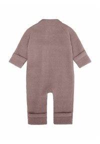 Bruin fleece tuinpak met lange mouwen, opgerolde manchetten en een kraag. Heeft een gladde textuur en een voetdesign met drukknoopsluitingen.