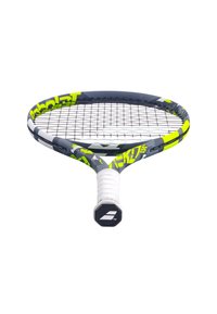 Tennisschläger mit rundem Rahmen, grauen und neon-gelben Akzenten, weißem Griff und strukturiertem Griff, ausgestattet mit einem Netz-Saitenmuster.