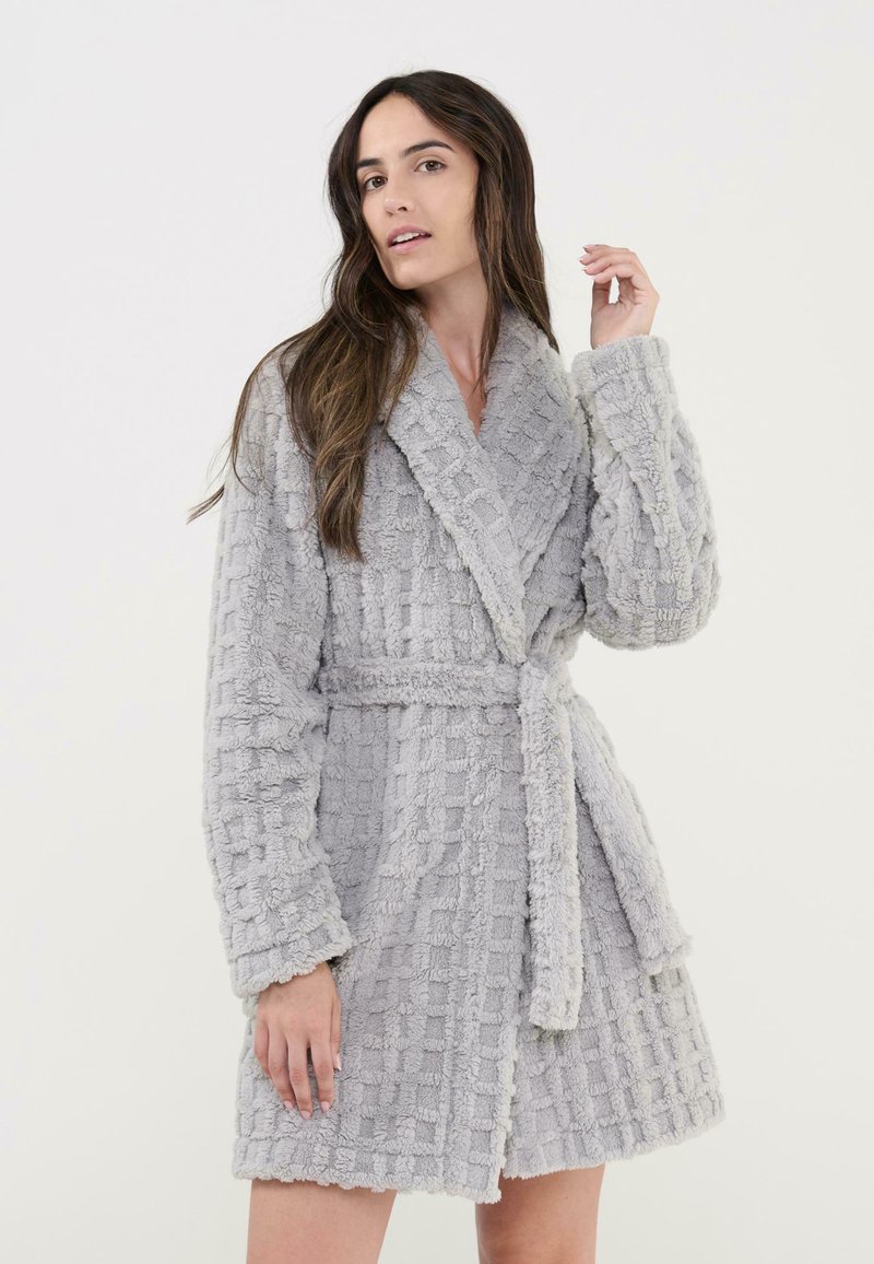 Ropa de felpa gris con un patrón cuadrado texturizado, cuello ancho y cinturón para atar. Tejido suave con mangas largas y un dobladillo corto.