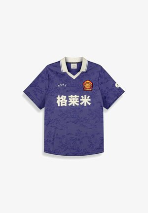 Jersey morado de manga corta con una textura de patrón. Cuenta con un cuello blanco, un logo en el pecho y texto blanco en una fuente negrita.