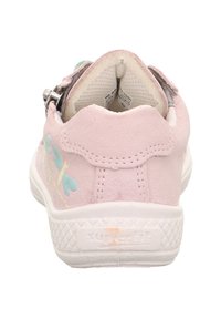 Hellrosa Wildleder-Sneaker mit weißer Gummisohle, versehen mit grünen und gelben Stickereien, ausgestattet mit einer Fersenlasche und sicherem Verschluss.