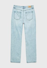 Jeans de mezclilla azul claro con diseño de pierna recta, cinco bolsillos y costuras reforzadas. Presenta una etiqueta marrón en la cintura.