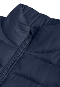 Marinblå vadderad jacka med ståkrage, framtill med dragkedja och strukturerad quilterad design. Slätt, lättviktigt tyg.