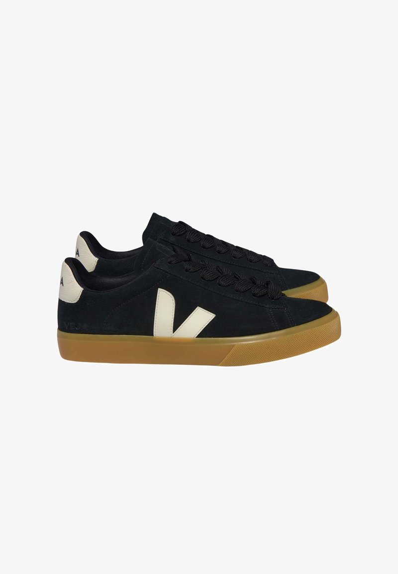 Paire de baskets basses noires avec un patch blanc au talon et le logo "V", lacets noirs et semelles en caoutchouc beige.