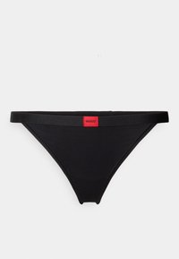 Tanga preta com cintura elástica brilhante, logótipo vermelho proeminente "HUGO", textura suave e design minimalista.