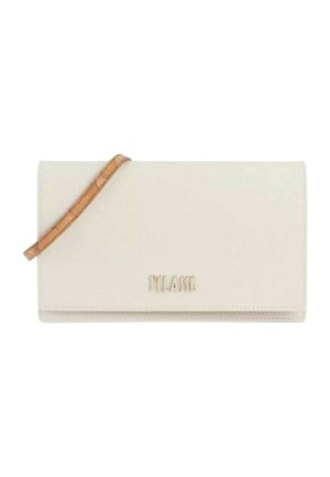 Portafoglio da polso rettangolare beige con sottile cinturino marrone e logo "1CLASSE" in rilievo al centro davanti.