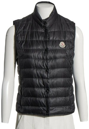 Schwarze, gesteppte ärmellose Daunenweste mit hohem Kragen, Knopfverschluss und Moncler-Logo auf der linken Brust, präsentiert an einer weißen Schaufensterpuppe.