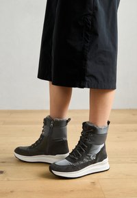 Unselected, dark grey