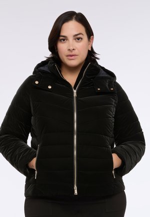 Chaqueta acolchada negra con capucha, diseño acolchado, detalles en dorado y bolsillos laterales con cremallera. Textura suave y lisa con una silueta ajustada.