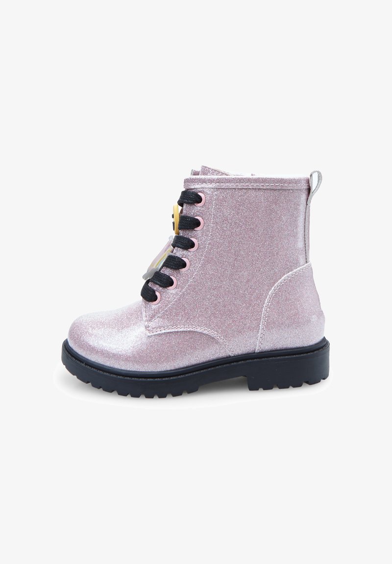 Botines brillantes rosas con cordones negros, una suela gruesa negra y un acento amarillo y gris en la parte delantera. Textura suave, forma ligeramente redondeada.