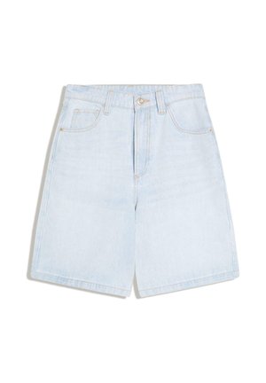 Lyseblå denimshorts med lige pasform, lommer foran og bagpå samt knaplukning. Glat tekstur uden synlige mønstre eller detaljer.