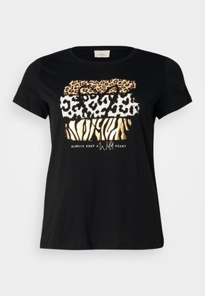 Schwarzes Baumwoll-T-Shirt mit Rundhalsausschnitt, das übereinanderliegende Tierdruckmuster in Gold, Orange und Weiß zeigt, versehen mit dem Text "Immer ein wildes Herz bewahren."